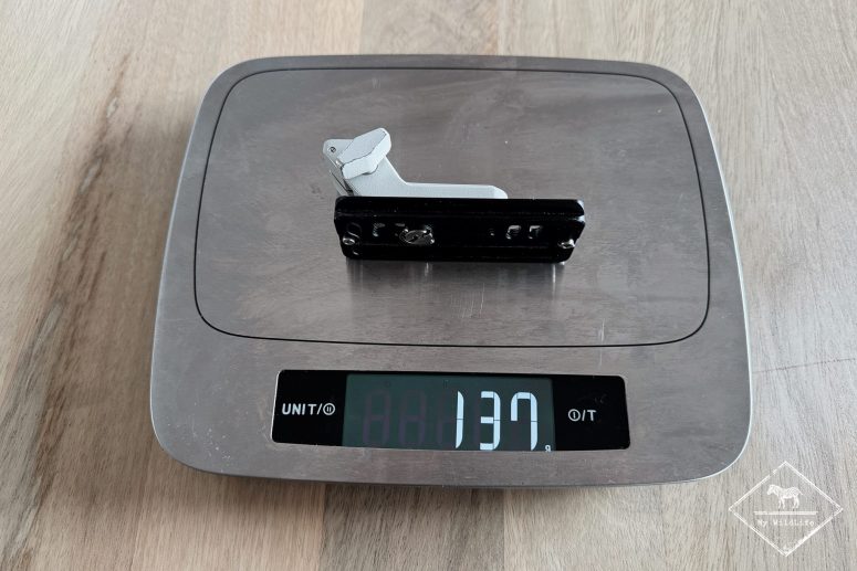 137 g pour le pied Sony avec un plateau Arca Swiss
