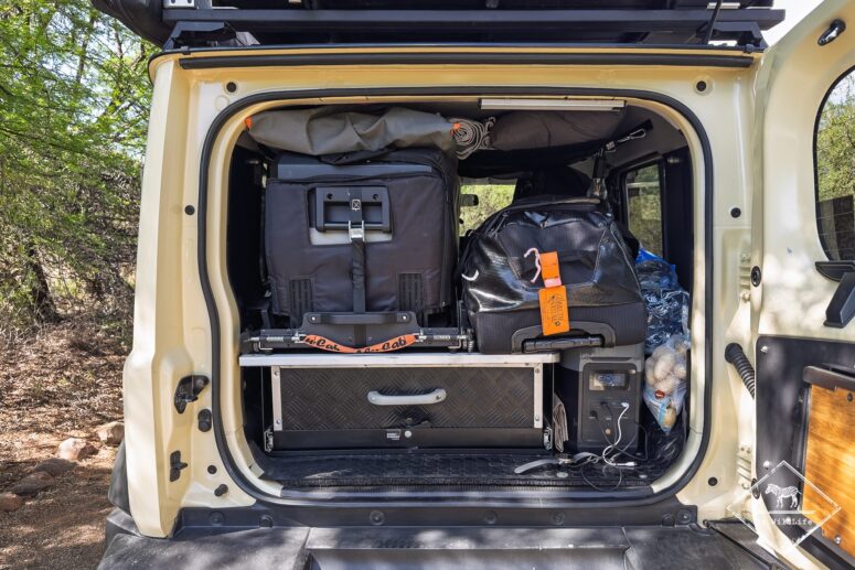 Vue arrière du coffre du 4x4 Suzuki Jimny aménagé camping