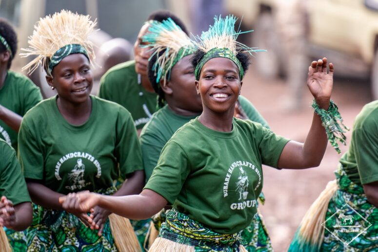 Danse avant le gorilla tracking, Bwindi